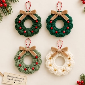 Può includere: Quattro ghirlande decorative all'uncinetto con perline rosse o dorate e fiocchi in velluto beige. Ogni ornamento ha un cordino rosso e bianco per appenderlo. Un'etichetta rettangolare riporta: Handmade Crochet Wreath Ornaments.