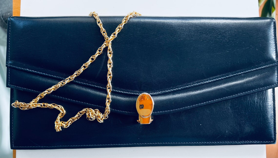 Vintage 80’s dark blue leather handbag, hipster women’s bag, chain handle bag, evening dress bag, envelope bag, foto 2 di 5