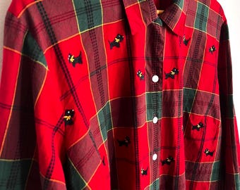 Vintage Karen Scott Sport kariertes Hemd, kariertes grün und rotes Hemd, Hund besticktes Hemd, Terrierstickereihemd, Weihnachtsgeschenk