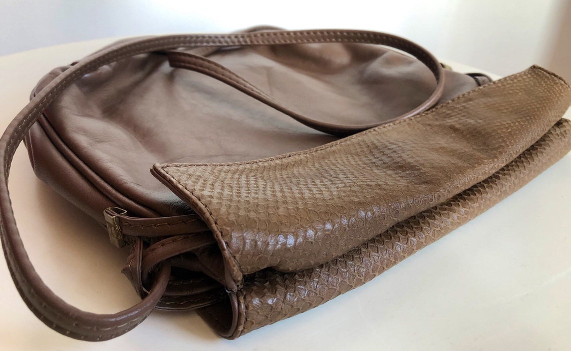 Vintage 80’s leather crossbody bag, brown woman handbag, hipster leather bag, travel bag, crossbody festival bag, medium size leather bag, foto 4 di 5