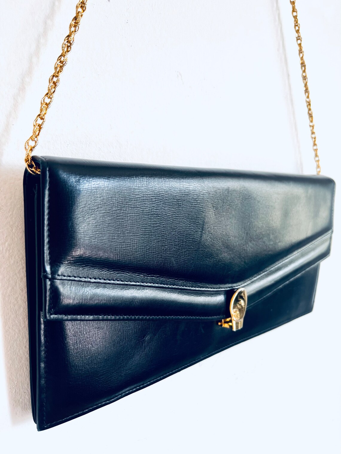 Vintage 80’s dark blue leather handbag, hipster women’s bag, chain handle bag, evening dress bag, envelope bag, foto 1 di 5
