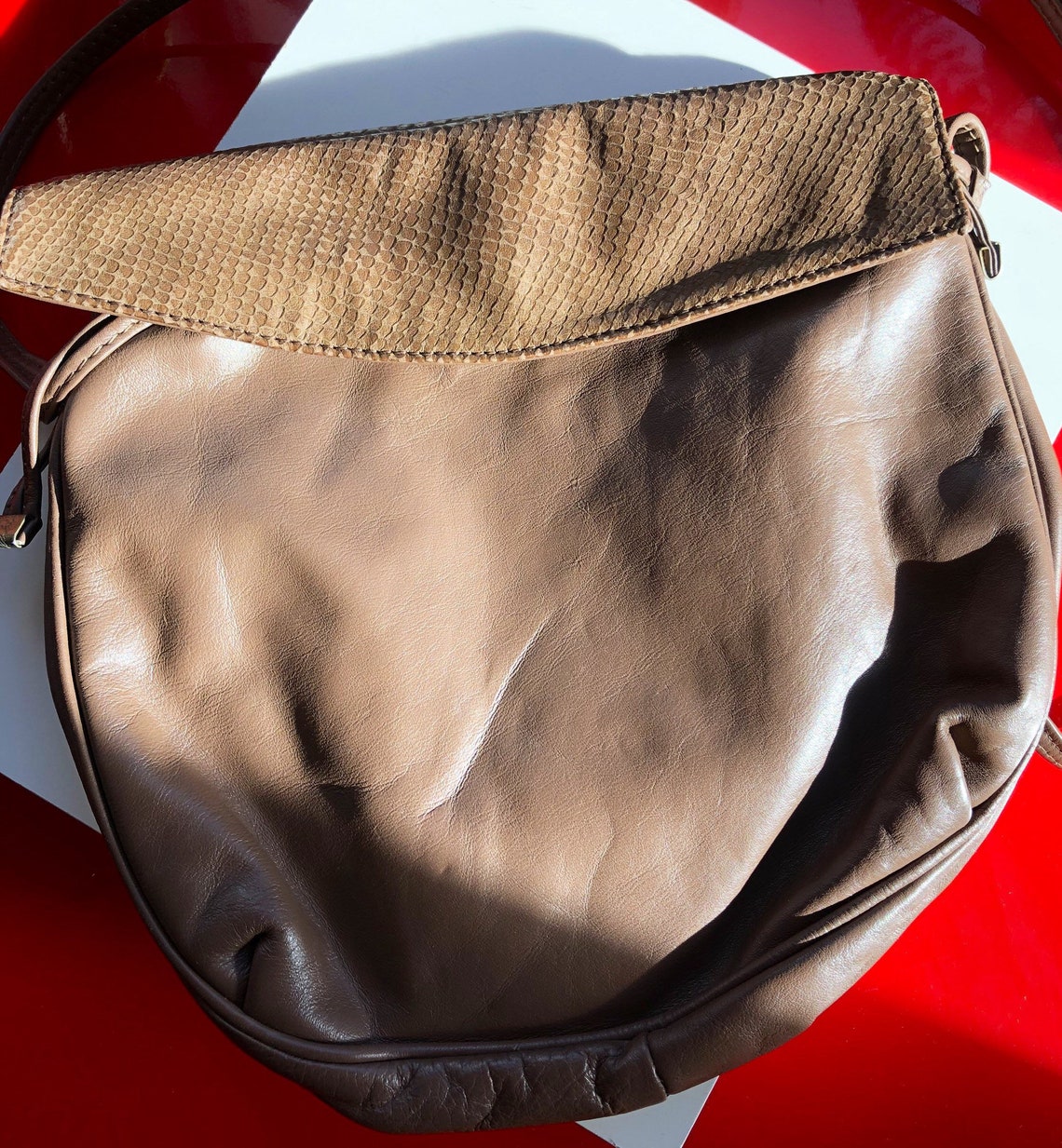 Vintage 80’s leather crossbody bag, brown woman handbag, hipster leather bag, travel bag, crossbody festival bag, medium size leather bag, foto 2 di 5