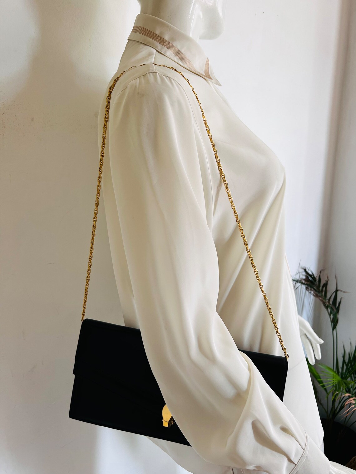 Vintage 80’s dark blue leather handbag, hipster women’s bag, chain handle bag, evening dress bag, envelope bag, foto 4 di 5