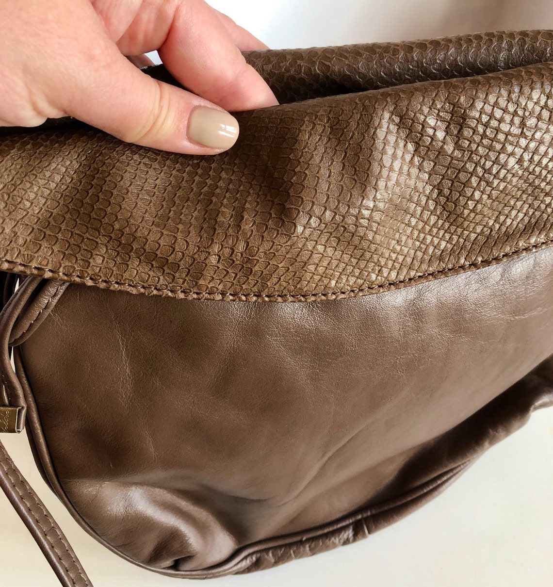 Vintage 80’s leather crossbody bag, brown woman handbag, hipster leather bag, travel bag, crossbody festival bag, medium size leather bag, foto 3 di 5