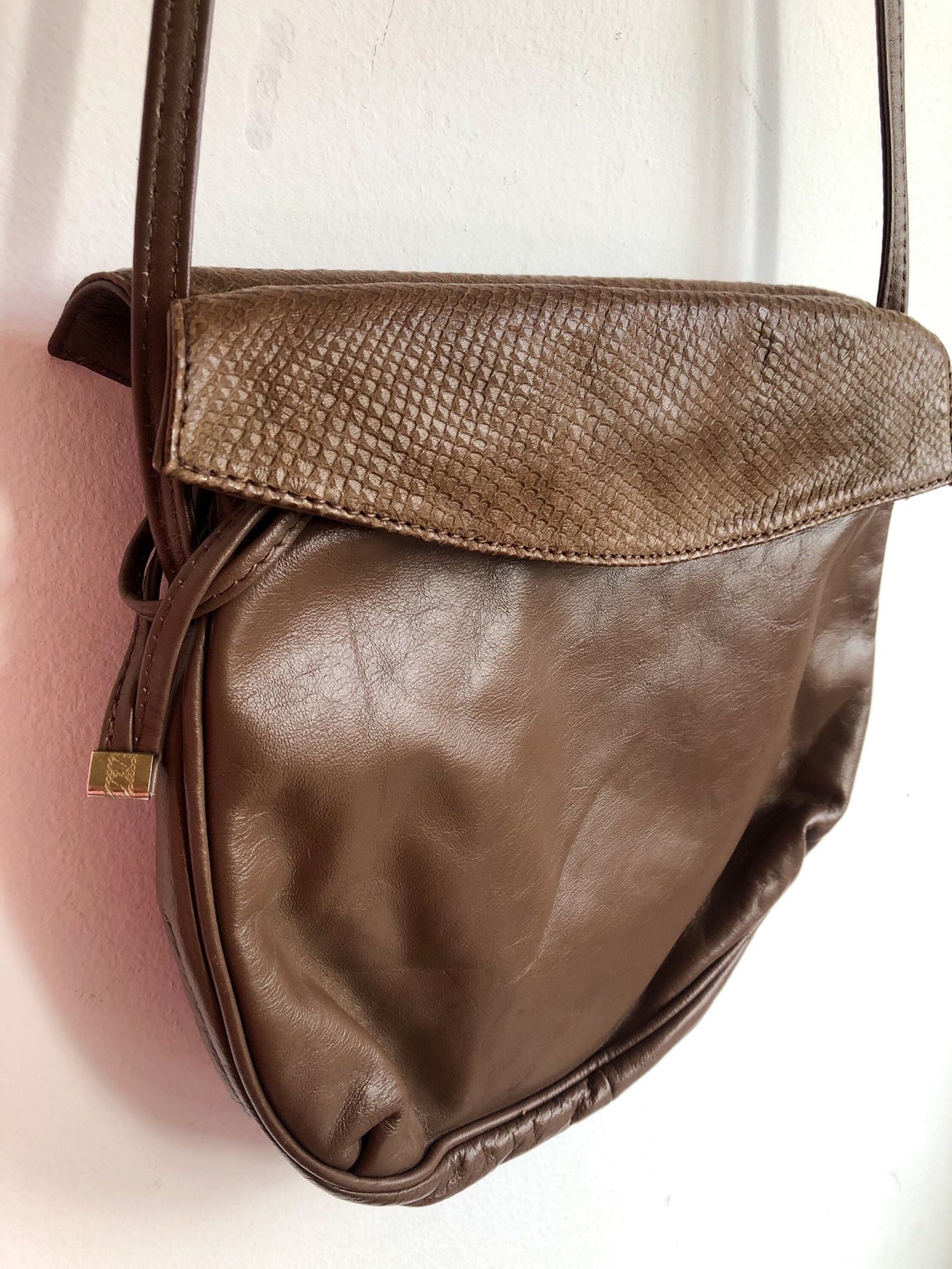 Vintage 80’s leather crossbody bag, brown woman handbag, hipster leather bag, travel bag, crossbody festival bag, medium size leather bag, foto 1 di 5