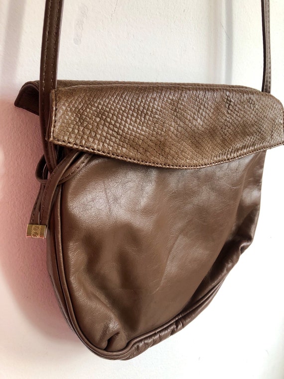 Vintage 80’s leather crossbody bag, brown woman handbag, hipster leather bag, travel bag, crossbody festival bag, medium size leather bag