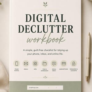 Puede incluir: Un libro de trabajo blanco titulado Digital Declutter Workbook con texto verde oscuro y un borde inferior verde salvia. La portada presenta iconos para fotos, correos, aplicaciones, archivos, redes sociales, suscripciones y contraseñas.