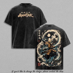 以下が含まれることがあります： フロントにゴールドの「AVATAR」の文字がプリントされた、チャコールブラックのケミカルウォッシュTシャツ。背面には、渦巻く青い波、月、そして円形の構図で描かれた漢字に囲まれたキャラクターの精巧なグラフィックが施されています。