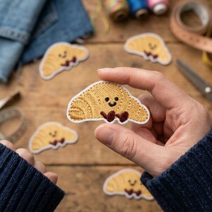 Toppa termoadesiva a forma di croissant, graziosa applicazione ricamata Kawaii a tema pasticceria per giacche, borse, cappelli, piccolo distintivo a tema cibo, idea regalo fai da te per pasticceri.