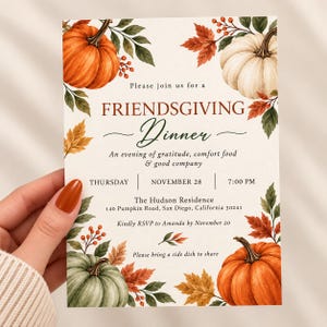 Könnte beinhalten: Eine Friendsgiving-Dinner-Einladungskarte mit Aquarellillustrationen von orangefarbenen, weißen und grünen Kürbissen, umgeben von Herbstblättern und Beeren. Der Text lautet: Please join us for a FRIENDSGIVING DINNER, An evening of gratitude, comfort food & good company, Thursday, November 28, 7:00 PM, The Hudson Residence, 140 Pumpkin Road, San Diego, California 30241, Kindly RSVP to Amanda by November 20, Please bring a side dish to share.