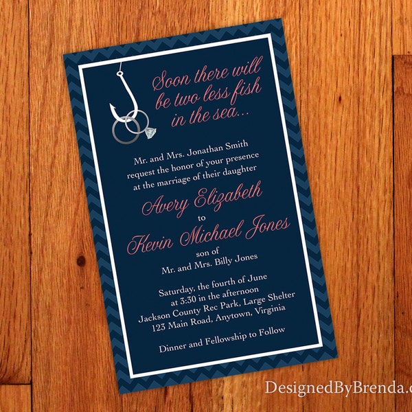 Puede incluir: Una invitación de boda azul marino con un patrón de chevron blanco. La invitación presenta un anzuelo con dos anillos y el texto "Pronto habrá dos peces menos en el mar..." La invitación es para la boda de Avery Elizabeth y Kevin Michael Jones. La boda tendrá lugar el sábado 4 de junio a las 3:30 de la tarde en Jackson County Rec Park, Large Shelter, 123 Main Road, Anytown, Virginia. La invitación también incluye el texto "Cena y confraternización a seguir".