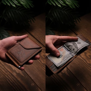 Könnte beinhalten: Eine braune Lederbrieftasche mit einem Metall-Geldclip auf der Außenseite und einer Klappentasche. Die Brieftasche ist geschlossen und geöffnet dargestellt und zeigt einen Metallclip, der Hundert-Dollar-Scheine hält, sowie mehrere Kartenfächer.