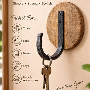 Peut inclure: Un crochet mural composé d'une base circulaire en bois brun clair et d'un crochet en métal martelé gris foncé. Le texte indique Wall Hook, Simple, Strong, Stylish, Perfect For: Coats, Bags, Towels, Keys, Hats & Accessories, Keep Your Space Organized.