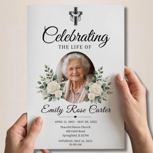 Può includere: Un programma funebre bianco con un'icona a croce nera in alto, il testo Celebrating The Life Of, un ritratto circolare di una donna anziana e accenti floreali bianchi. Il testo recita Emily Rose Carter, 12 aprile 1965 - 20 maggio 2025.
