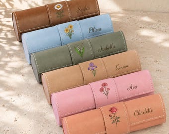 Puede incluir: Seis estuches cilíndricos en marrón, azul claro, verde salvia, beige, rosa y melocotón. Cada estuche presenta una ilustración floral y un nombre: Sophia, Olivia, Isabella, Emma, Ava o Charlotte. Los estuches tienen costuras blancas y lisas.