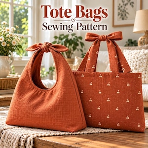 Op de afbeelding: Twee roestkleurige stoffen tassen met de tekst "Tote Bags Sewing Pattern" erboven. De linker tas heeft een geknoopt handvat, terwijl de rechter tas een strikdetail en een klein wit kersenpatroon op de buitenstof heeft.
