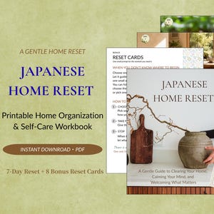 Puede incluir: Un libro de trabajo imprimible de organización y autocuidado Japanese Home Reset con una guía de 7 días y 8 tarjetas extra. La portada muestra una tabla de cortar de madera, un jarrón de cerámica con una rama y una tarjeta Notice.