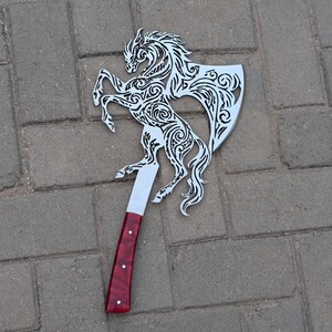Machado artesanal em forma de dragão e cavalo, decoração de parede com padrão tribal vazado, cabo de resina vermelha, presente de Halloween, presente de Natal.