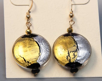 Pendientes de disco de cristal de Murano hechos a mano en negro, oro y blanco con oro amarillo de 24 quilates y lámina de oro blanco