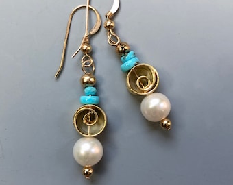 Perla blanca cultivada y pendientes de colgante turquesa genuino con remolinos vermeil de oro y alambres de oído hipoalergénicos