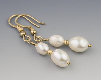 Boucles d’oreilles blanches en perles baroques w 14K Gold, boucles d’oreilles de mariage fine pearl, boucles d’oreilles élégantes en perles, vraies perles, boucles d’oreilles pearl drop faites à la main