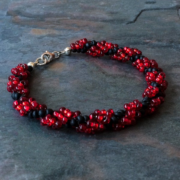 Riche Rouge et Noir Néerlandais Spiral Rope Beadwork Bracelet avec Sterling Silver Clasp