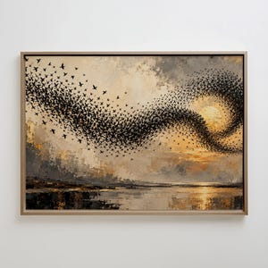 Könnte beinhalten: Ein gerahmtes Landschaftsgemälde, das einen großen Schwarm schwarzer Vögel zeigt, die in einer wirbelnden, wellenartigen Formation über einen goldenen Sonnenuntergangshimmel fliegen. Die Szene zeigt ein ruhiges Gewässer, das das warme Licht reflektiert.