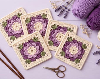 Puede incluir: Cinco motivos cuadrados de ganchillo con un diseño de flor central en tonos crema, morado claro y morado oscuro con hojas verdes. El conjunto incluye dos agujas de tejer de madera, unas tijeras de metal y tres ovillos de lana.
