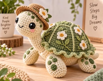 Puede incluir: Un juguete de tortuga de ganchillo con cuerpo color crema y manchas verdes, que lleva un sombrero beige adornado con una flor blanca. La tortuga tiene un caparazón verde oscuro decorado con aplicaciones de margaritas blancas y hojas verdes.