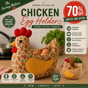 Puede incluir: Un porta huevos de tela con forma de gallina, estampado floral en naranja, verde y amarillo, con cresta y barbillas rojas. El cuerpo tiene un ala amarilla con lunares y contiene tres huevos marrones. El texto incluye The Sewing Ateliers y Chicken Egg Holder.