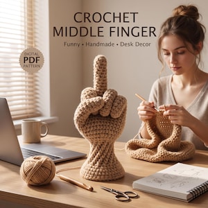 Puede incluir: Una escultura de ganchillo beige de una mano con el dedo corazón extendido, con una superficie de hilo texturizado. El texto CROCHET MIDDLE FINGER Funny • Handmade • Desk Decor y DIGITAL PDF PATTERN es visible sobre la escultura.