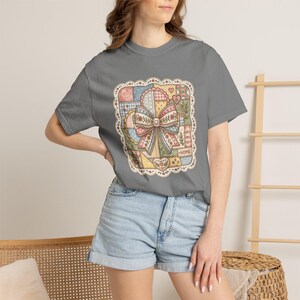 Patchwork-t-shirt med hjärtformad rosett | Cottagecore Home Sewing Quilt Illustration