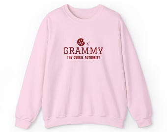 Grammy-sweatshirt, geborduurde Grandma-trui, Grammy-cadeau, nieuwe Grammy-aankondiging, crèmekleurige trui met zandkleurige blush