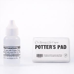 Puede incluir: Una botella transparente de "Impression Sill" junto a un recipiente blanco "Potter's Pad". La botella tiene una tapa blanca y contiene un líquido. El recipiente tiene el texto "POTTER'S PAD" en negrita negra.