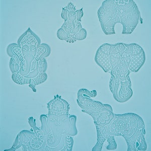 Pode incluir: Um molde de silicone azul com seis desenhos detalhados de elefantes e a divindade hindu Ganesha. O molde é perfeito para criar itens decorativos como sabão, velas ou resina.