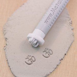 Timbro Om 8 X 12 mm Per PMC, Art Clay, Metal Clays, Polymer Clays e Pottery Clays.