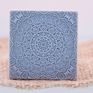 Intrepid - Timbro con texture Mandala 38 x 38 mm / 1 1/2" x 1 1/2" per PMC, argilla artificiale, argilla metallica, argilla polimerica, Fimo