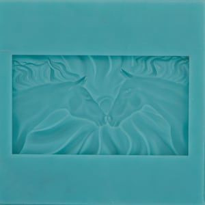 Puede incluir: Un molde rectangular turquesa con un relieve detallado de dos caballos tocándose las narices. Las crines de los caballos fluyen con gracia, y el fondo tiene un patrón texturizado y radiante. El molde está hecho de un material sólido y opaco.