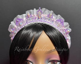 妖精のプリンセスクラウン。ピンクとブルーの花が付いたシルバー