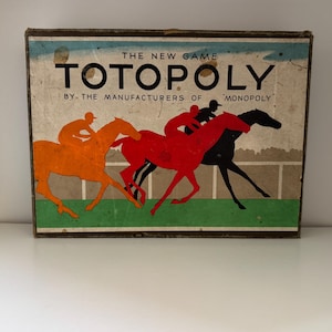 Könnte beinhalten: Ein rechteckiger Brettspielkarton mit dem Titel THE NEW GAME TOTOPOLY BY THE MANUFACTURERS OF MONOPOLY. Der Deckel zeigt eine grafische Illustration von drei Jockeys auf orangefarbenen, roten und schwarzen Pferden auf einer grünen Bahn.