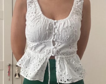 Top vintage GUESS anni '90 in pizzo traforato bianco con volant in cotone, abbottonatura piccola, all'uncinetto, con specchio, stile palazzo, peplo, canotta xs s