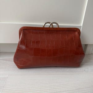 pochette en cuir FURLA vintage sac à main croco marron camel portefeuille enveloppe des années 90 art déco structuré des années 00 cartable moyenne à fermoir