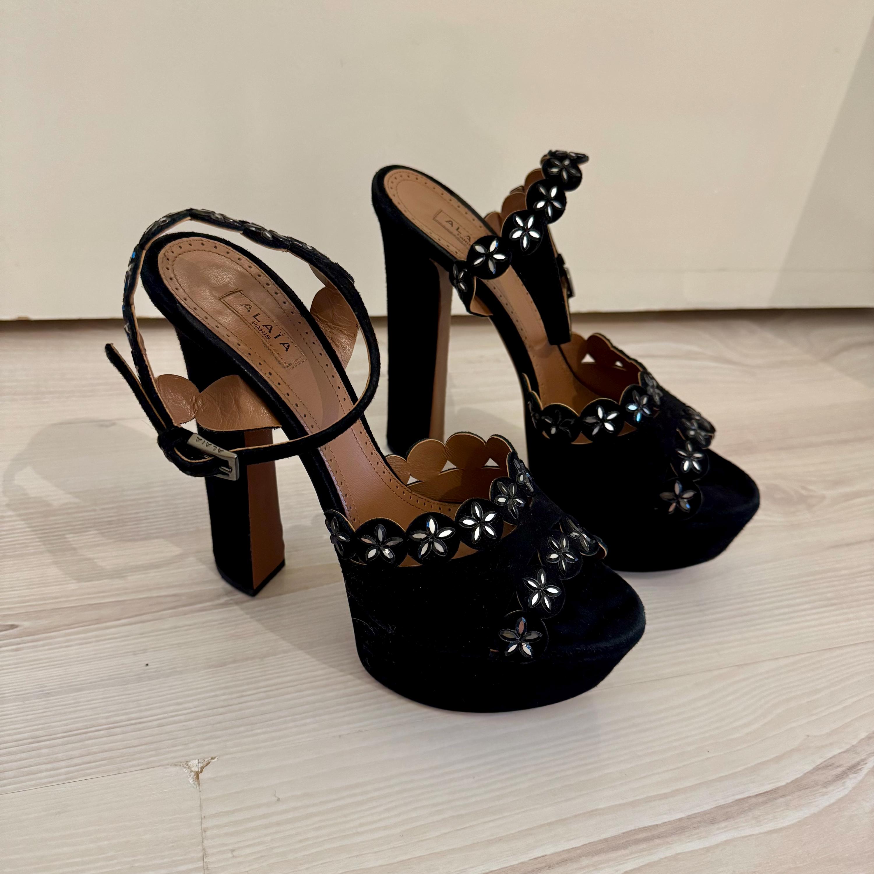 ヴィンテージ ALAIA プラットフォームヒール Azzedine Alaïa スエードレザー 38 シューズ サンダル ブラック 装飾 穴あき サークル スカラップ アンクルストラップ