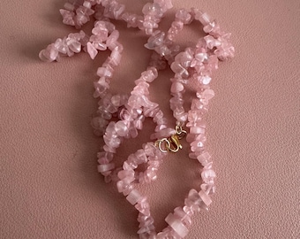 Collana vintage fatta a mano con perline di vetro rosa, citrino, lunga estate, struttura doppia pastello, art déco, brutalista chic, anni 2000.