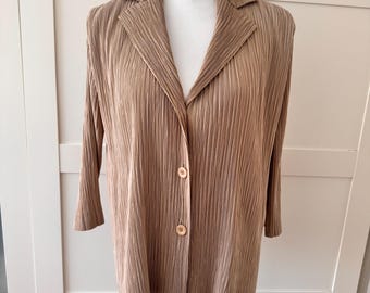 Giacca plissettata vintage ISSEY MIYAKE primavera/estate 2011, blazer beige crema, gilet plissettato, camicia leggera con bottoni, cappotto
