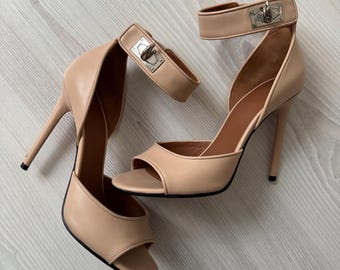 Sandali con tacco Shark Lock vintage GIVENCHY primavera 2012 di Riccardo Tisci, taglia 38, in pelle beige nude, scarpe alte documentate dalla passerella, stivali con tacco a spillo