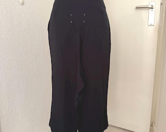 Gonna vintage MAISON MARTIN MARGIELA primavera/estate 2020, blu navy, cuciture, midi 38, orlo a vivo, spacco in raso, cuciture in cupro, etichetta bianca.