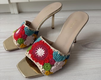 Sandali vintage Le Silla con tacco all'uncinetto, intrecciati con motivi floreali, modello 38, sandali multistrato con treccia dorata, italiani anni '90, '00, Le Silla, fiori estivi