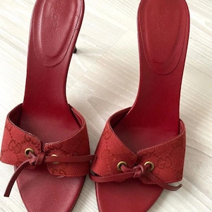 vintage GUCCI by Tom Ford 37 mules red heels sandals cloth burgundy shoes bella hadid GG logo tie bow kitten 90s 00s y2k designer leather