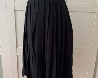 Gonna midi plissettata nera vintage PRADA, pieghe voluminose, vita alta, tasche, piccola e media, anni '90, '00, archivio stilista, chic, pieghe classiche, passerella